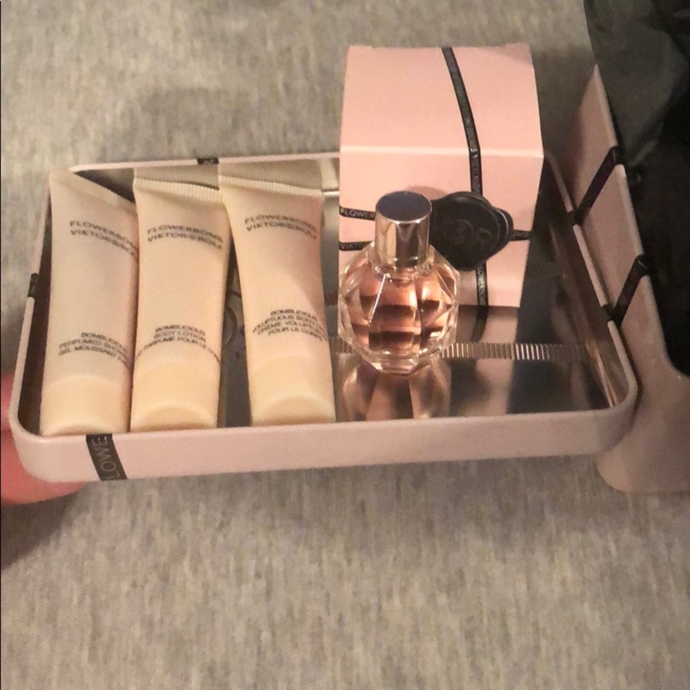 🌸Viktor & Rolf Flowerbomb🌸 - Picture 1 of 7
